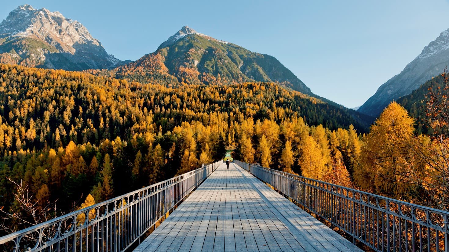 A perfect autumn hike in Engadin